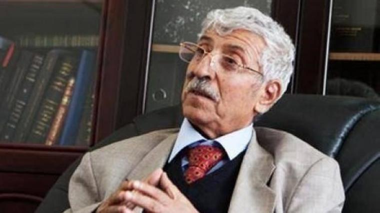 عبد العزيز المقالح.