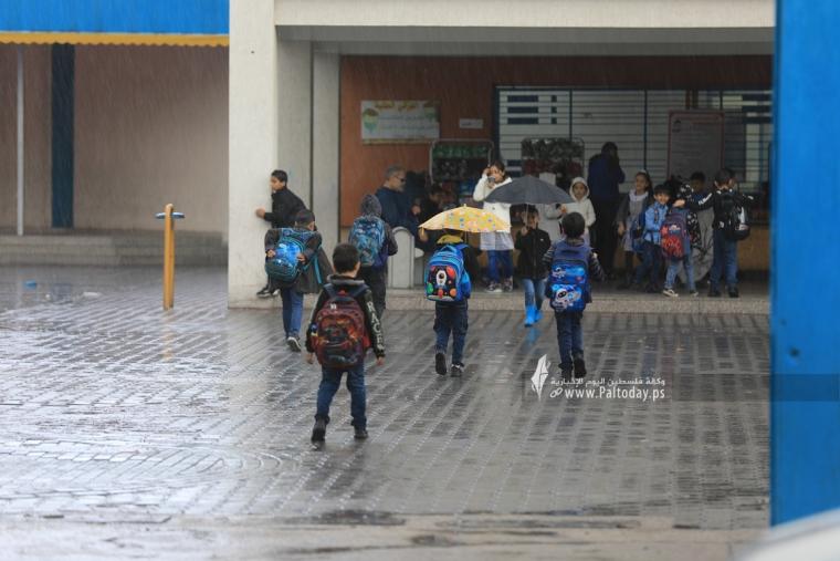 طلاب المدارس اثناء مغادرتهم للمدارس بالتزامن مع المنخفض الجوي (3).JPG