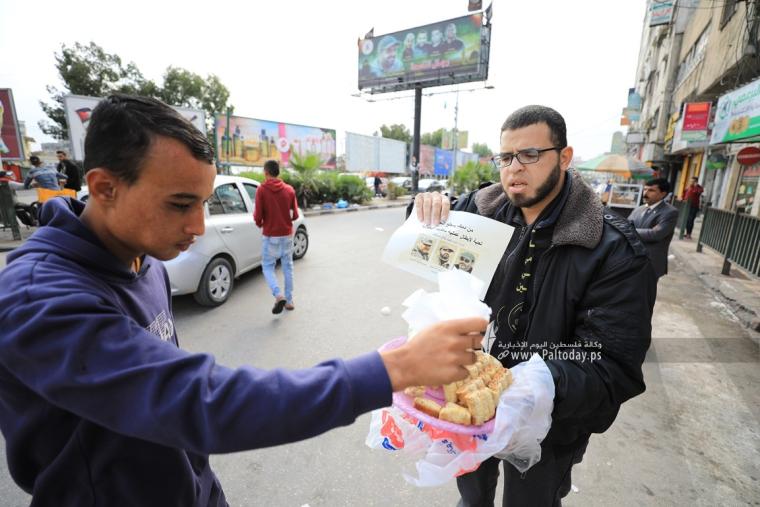 توزيع الحلوى على مفترقات قطاع غزة ابتهاجاً بعملية سلفيت المزدوجة (4).JPG