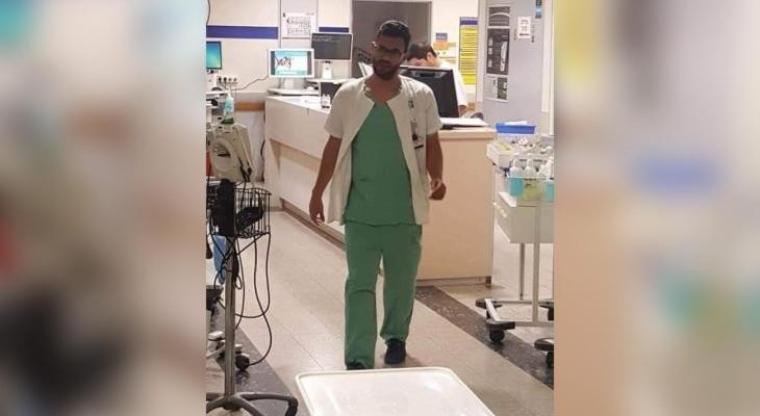 مستشفى "إسرائيلي" يفصل طبيباً فلسطينياً لتقديمه حلوى لطفل أسير
