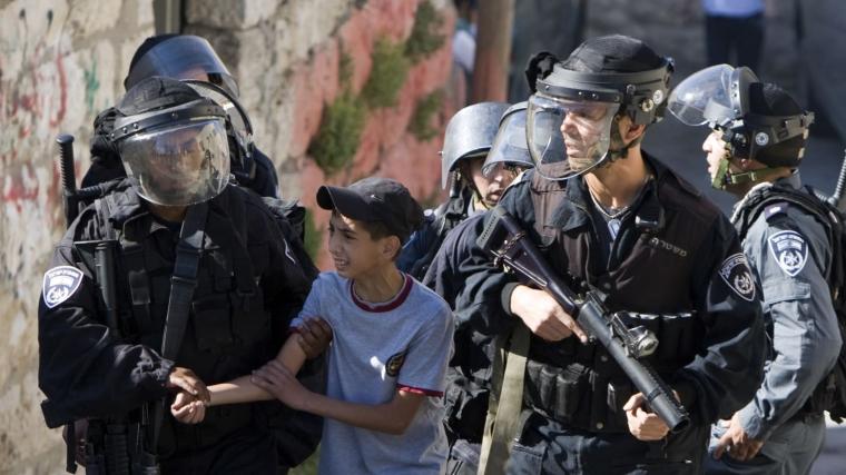 قوات الاحتلال الاسرائيلي تعتقل طفل طفلاً- ارشيف