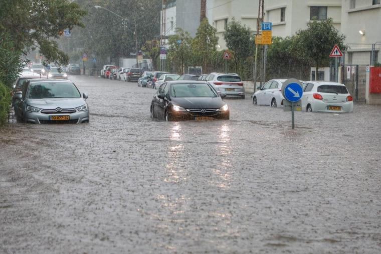 "تل أبيب" تغرق بمياه الأمطار!