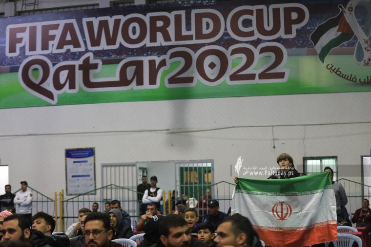 جماهير قطاع غزة داخل صالة سعد صايل تتابع مباراة ايران ضد امريكا (12).JPG