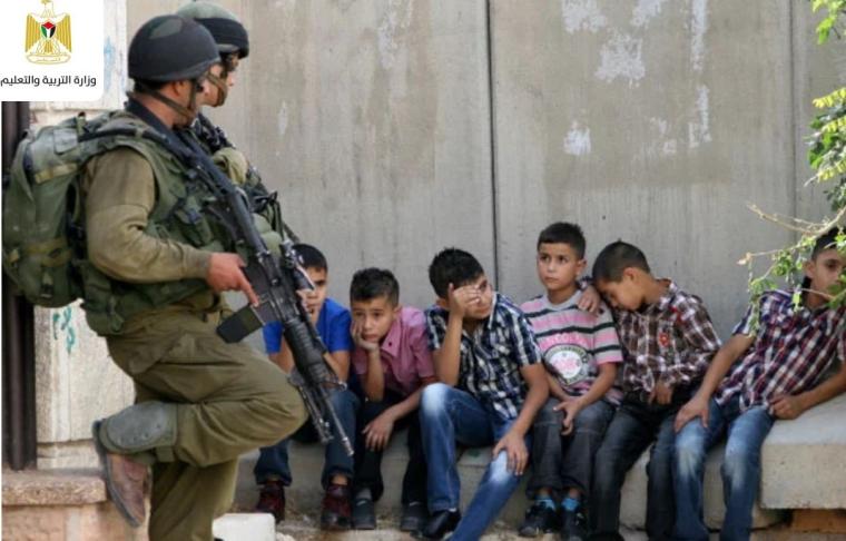 قوات الاحتلال تحتجز اطفال فلسطينيين- أرشيف