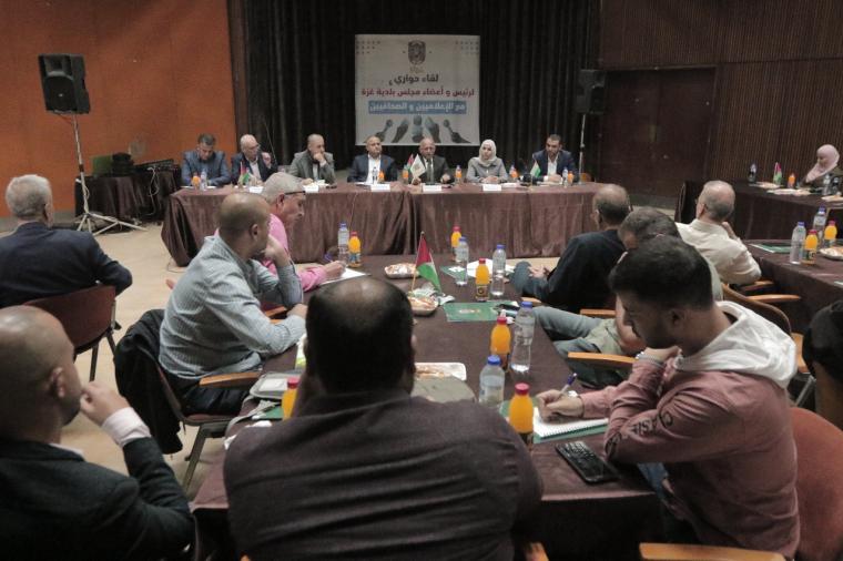 بلدية غزة تناقش مع صحفيين وإعلاميين قضايا تهم المواطنين والمدينة