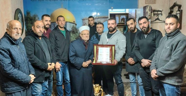 وجهاء وأهالي مخيم شعفاط يكرمون الشيخ عكرمة صبري