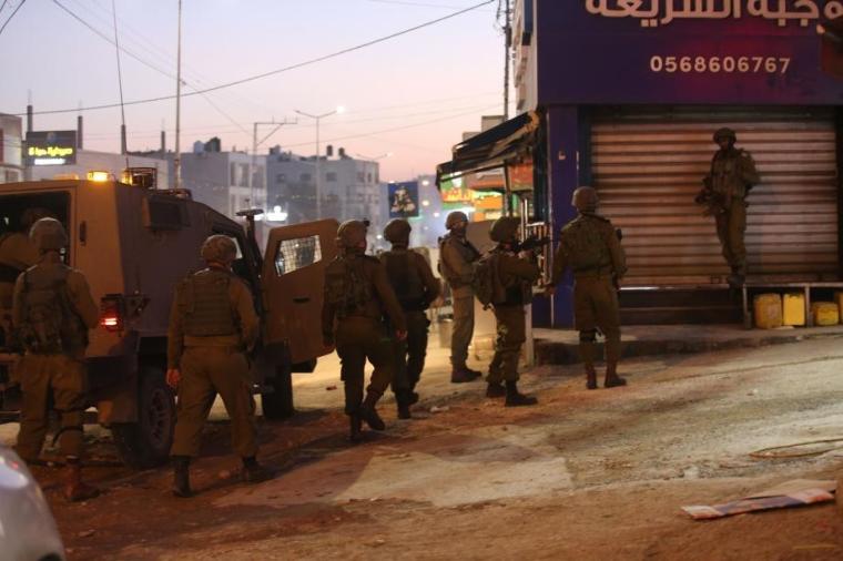 قوات الاحتلال تعتقل شقيقان عقب اقتحام مخيم عسكر شرق نابلس