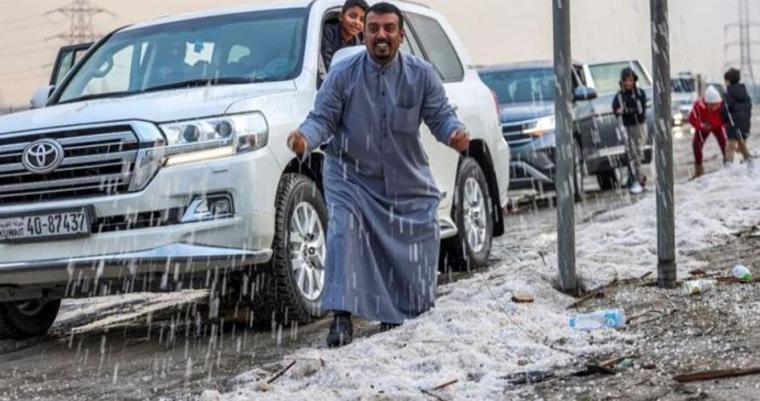 فيديو تساقط الثلوج في الكويت- حالة الطقس في الكويت اليوم الخميس