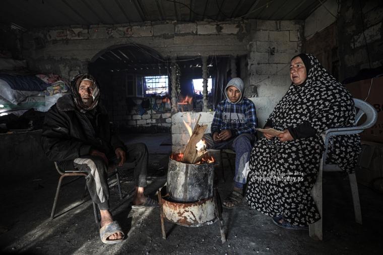 منخفضات جوية تزيد أوضاع الفقراء سوءا في قطاع غزة (11).JPG