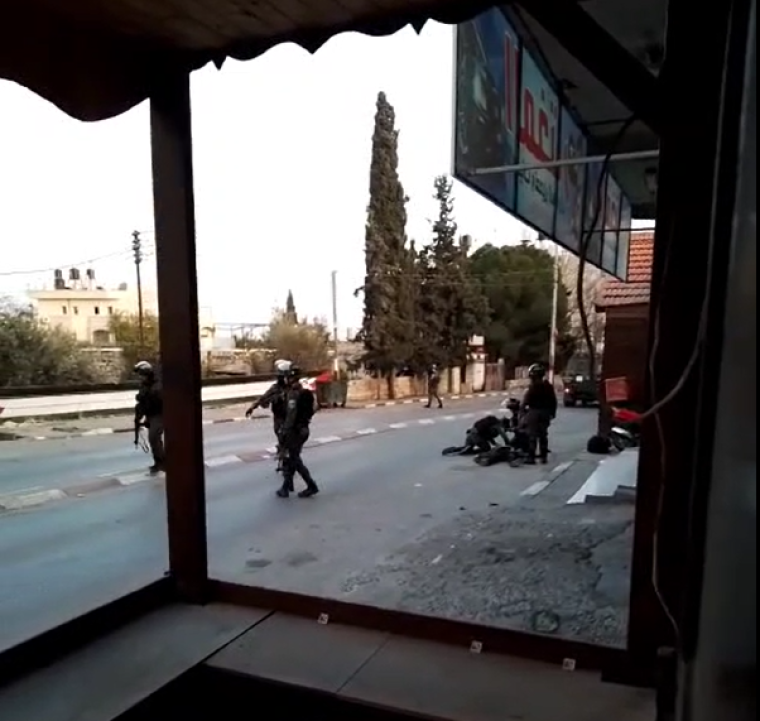 الاحتلال يعتقل مقدسياً بعد اصابته بالرصاص شرق بلدة أبو ديس