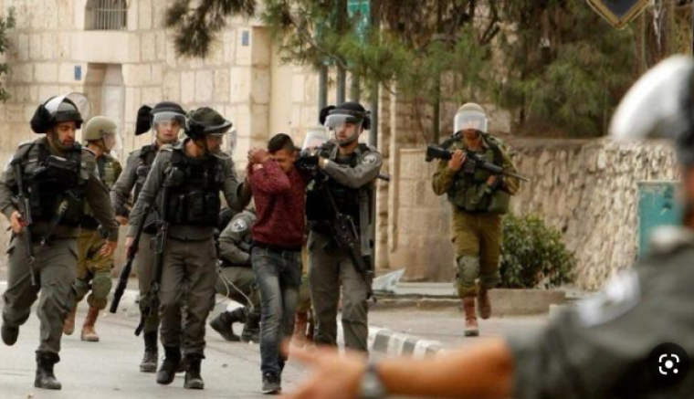 بالأسماء.. قوات الاحتلال تعتقل 13 فلسطينيًا من الضفة