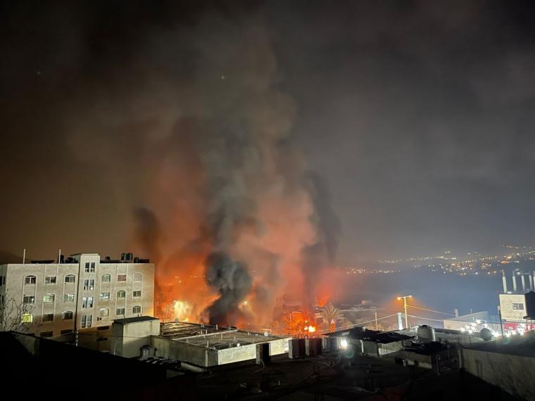 مستوطنون يحرقون منازل المواطنين في حوارة بنابلس