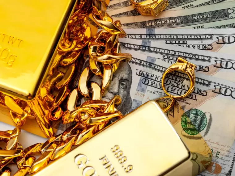 الدولار يهوي والنفط يتنفس الصعداء والذهب يُحلق بعيداً