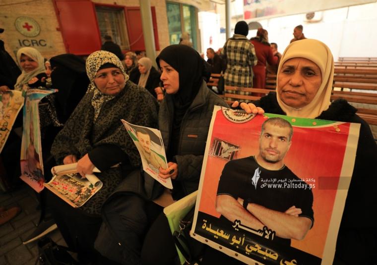 اعتصام أهالي الأسرى ووقفة تضامنية أمام مقر الصليب الأحمر بغزة (4).JPG