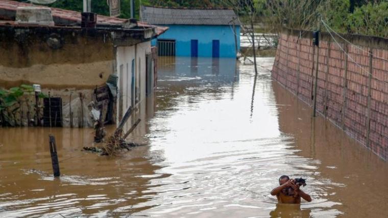 صورة أرشيفية لفيضانات البرازيل.jpg