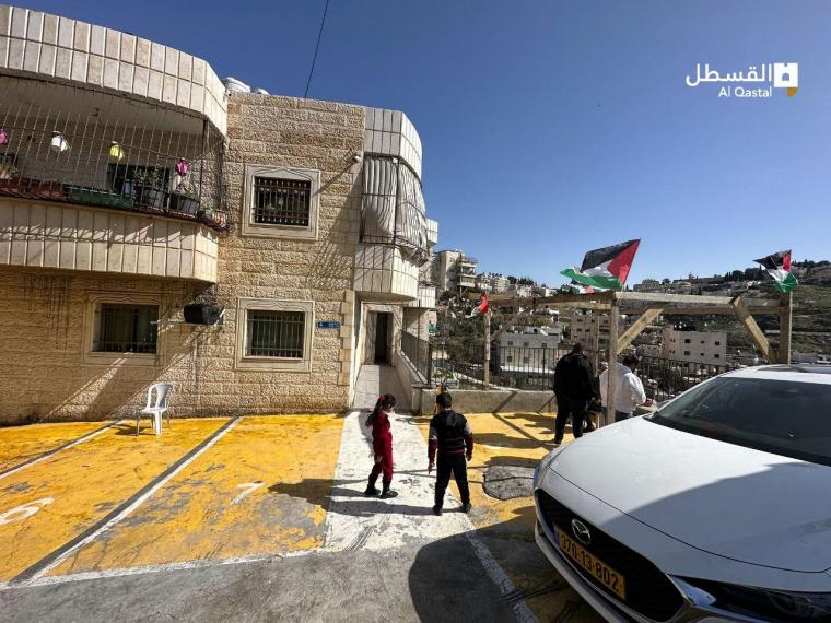 رفع اعلام فلسطين فوق المبنى المهدد بالهدم في بلدة سلوان