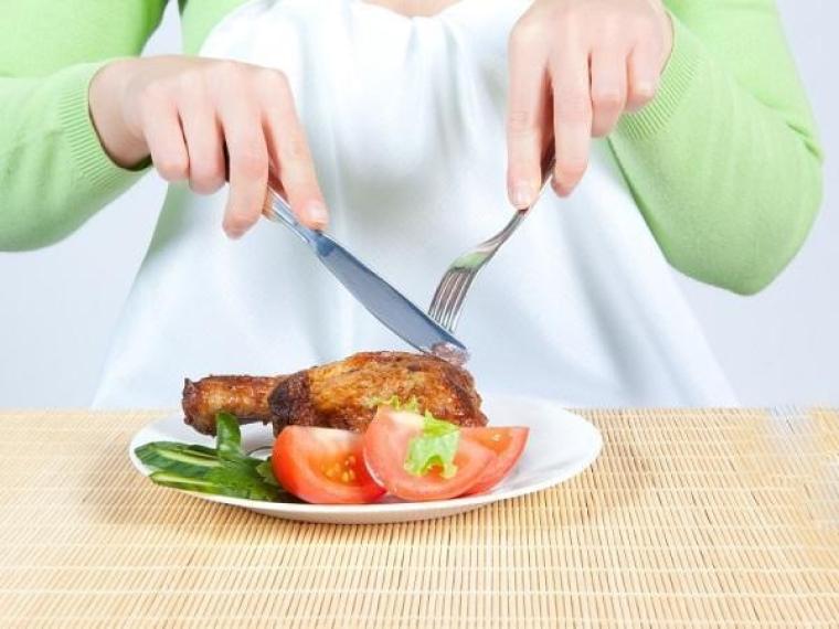 كيف يسهم الأكل ببطء بمكافحة الأكمراض؟!