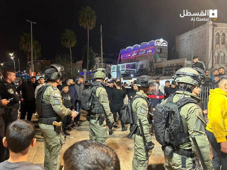قوات الاحتلال تعتدي على المواطنين بمنطقة باب العامود وتعتقل 3 شبان