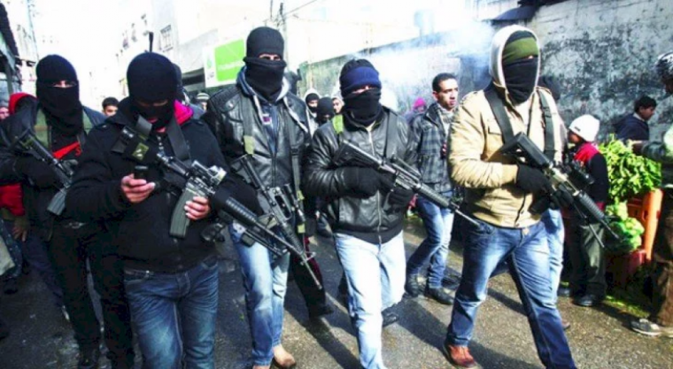 مقاومون يستهدفون بالرصاص مركبة للمستوطنين شمال القدس