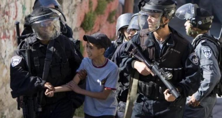 الاحتلال يعتقل طفلا بعد إصابته بالرصاص في الخليل