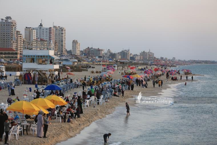 شاطئ بحر غزة  كافتيرات ومطاعم غزة على شاطئ البحر تتزين لاستقبال الصيف (26).JPG