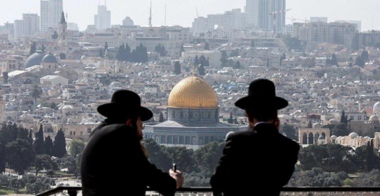 فلسطين-القدس-يهوديان-ينظران-الى-المسجد-الاقصى-وقبة-الصخة.jpg