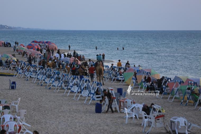 شاطئ بحر غزة  كافتيرات ومطاعم غزة على شاطئ البحر تتزين لاستقبال الصيف (36).JPG