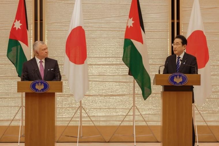 العاهل الأردني  مع رئيس الوزراء الياباني فوميو كيشيدا.jpg