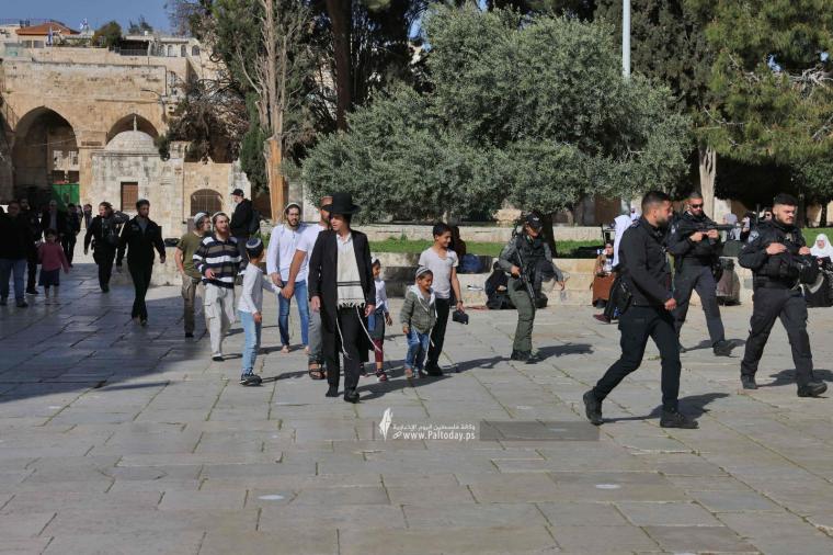 المسجد الأقصى هذا الصباح.. اقتحامات للمستوطنين واعتداءات على الحرائر والمعتكفين  (5).jpeg