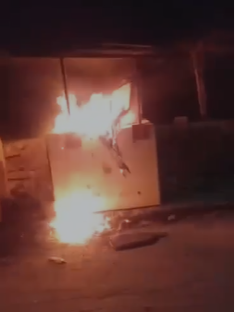 شبان يحرقون نقطة تفتيش لجيش الاحتلال في الخليل