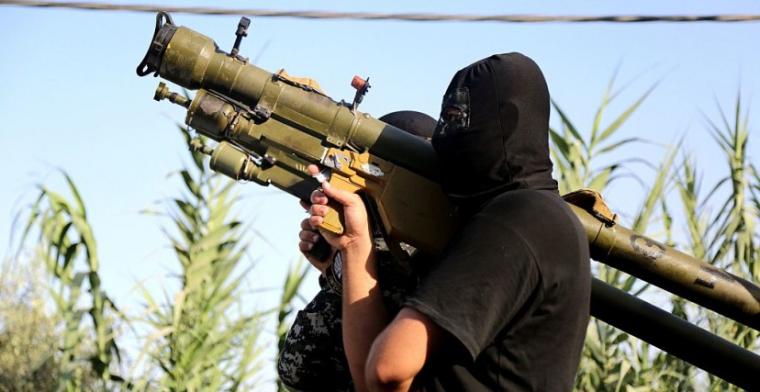 المقاومة تطلق صاروخا ً مضادًا اتجاه طائرات الاحتلال في سماء غزة