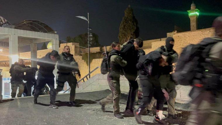 الشرطة الإسرائيلية تعتقل معتكفين في المسجد الأقصى 2023