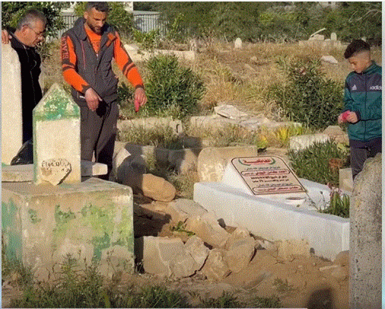 غزة.. مواطنون يزورون مقابر ذويهم في أول إيام العيد