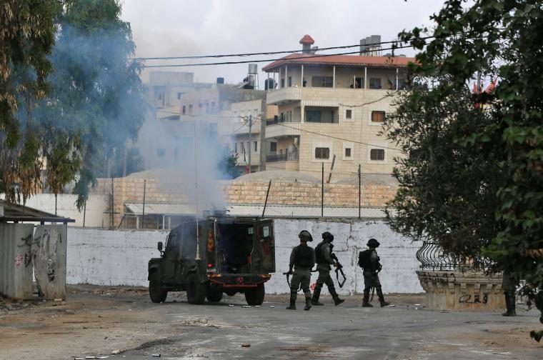 قوات الاحتلال تقتحم عدة مدن في الضفة وسط اندلاع اشتباكات مُسلحة