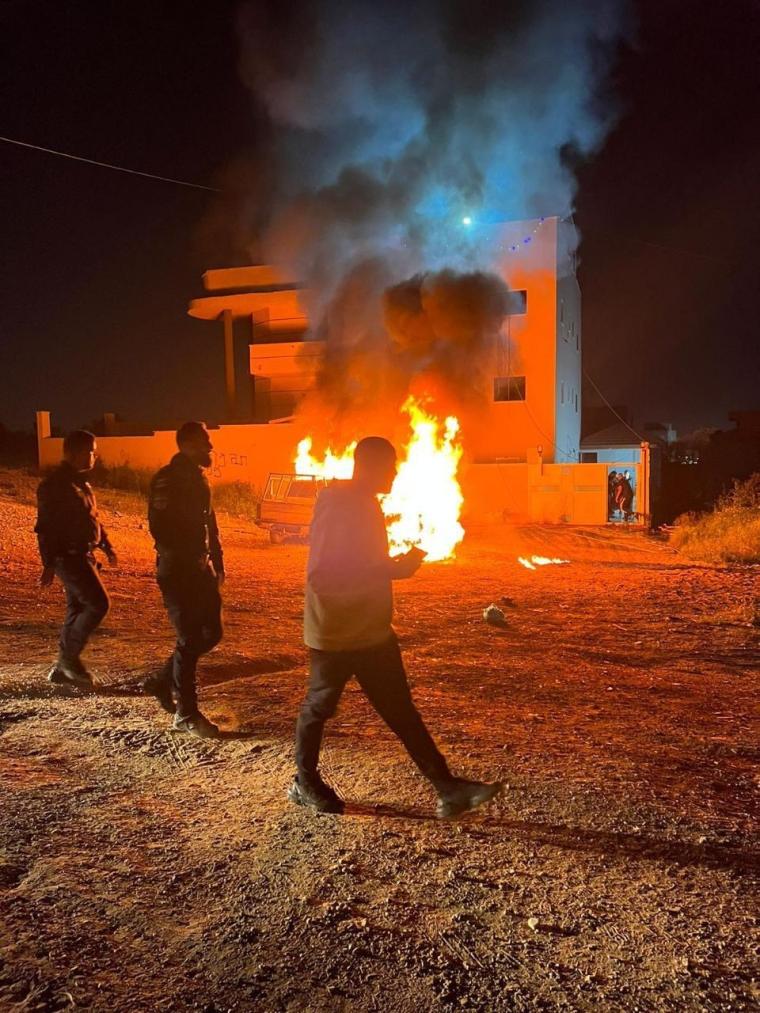 مستوطنون يحرقون سيارات المواطنين في كفر قاسم