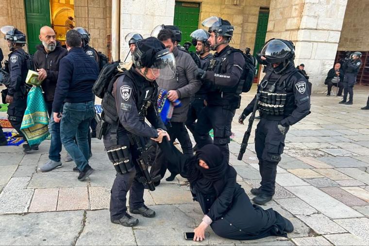 قوات الاحتلال تعتدي على المواطنين في القدس