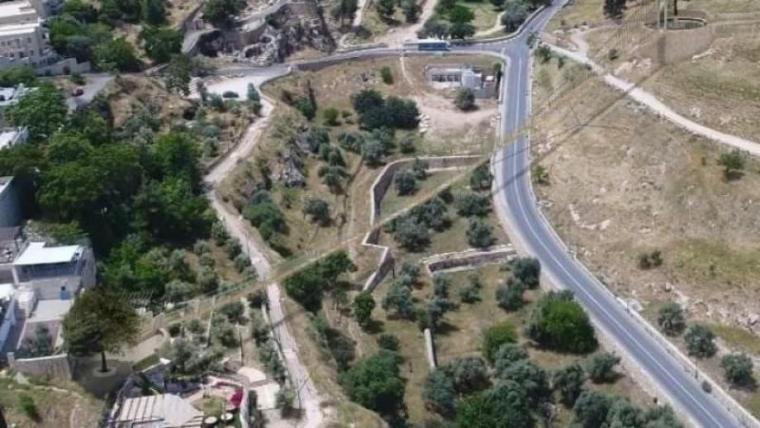 الاحتلال يشرع ببناء جسر معلق تهويدي فوق أراضي وادي الربابة