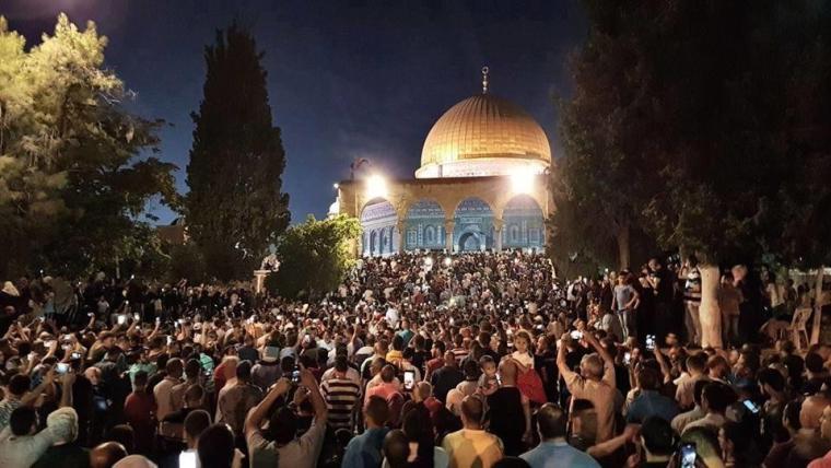 آلاف المصلين يهتفون بالمسجد الأقصى "لبيك يا أقصى" أثناء دخولهم باحاته