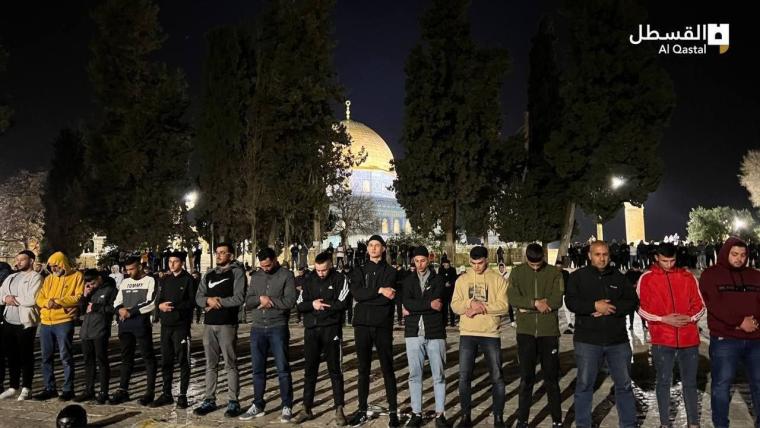صلاة الفجر في المسجد الأقصى