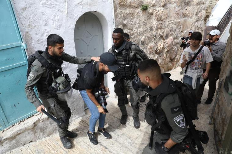 قوات الاحتلال تقمع شابًا فلسطينيًا