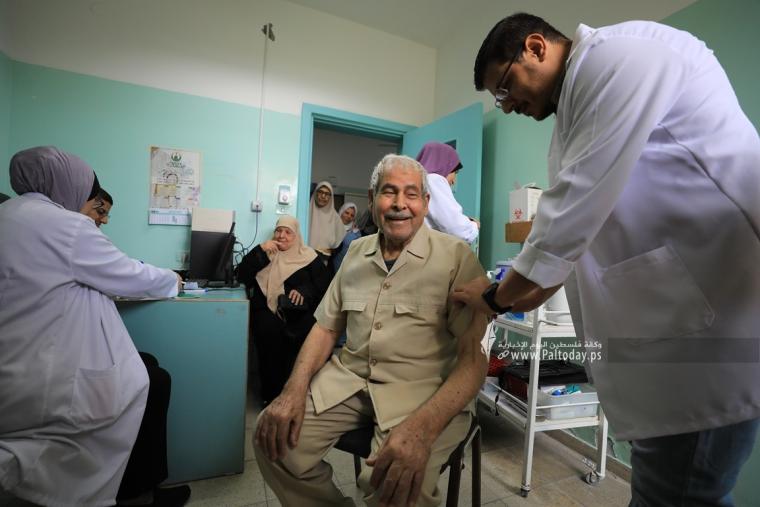 بدء تطعيم حجاج قطاع غزة في المراكز الصحية (6).JPG