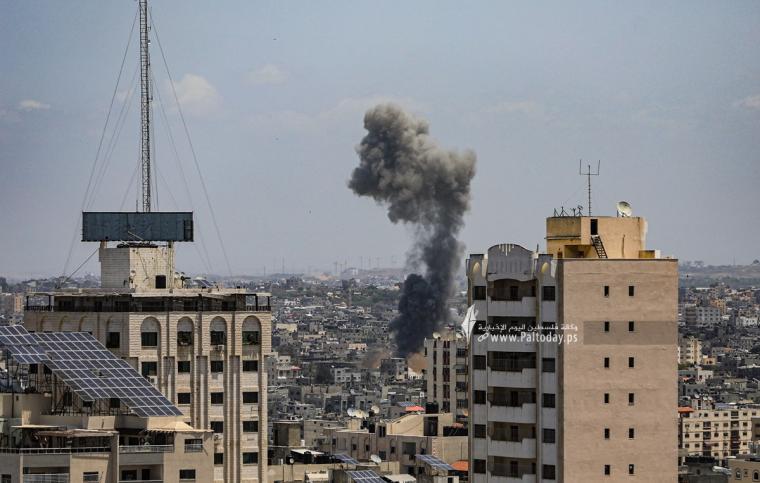 جيش العدو يواصل الغارات الجوية من الطيران الحربى على  قطاع غزة في خامس أيّام العدوان (1).JPG