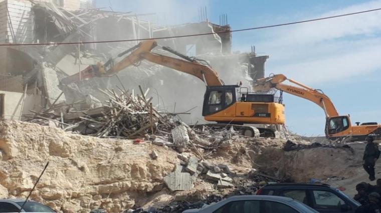 جرافات الاحتلال تهدم منزل في الضفة الغربية