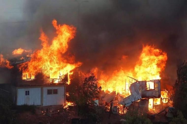اندلاع حريق هائل ببرج سكني بإمارة عجمان بالإمارات