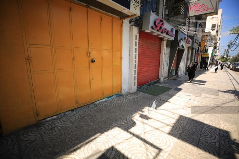 اضراب شامل وإغلاق المحال التجارية في غزة حداداً على الشهيد خضر عدنان (10).JPG
