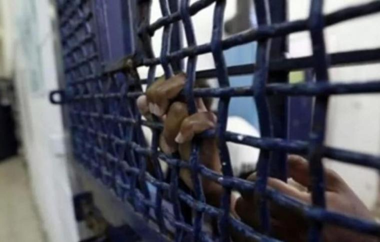 معتقل داخل سجون الاحتلال الاسرائيلي