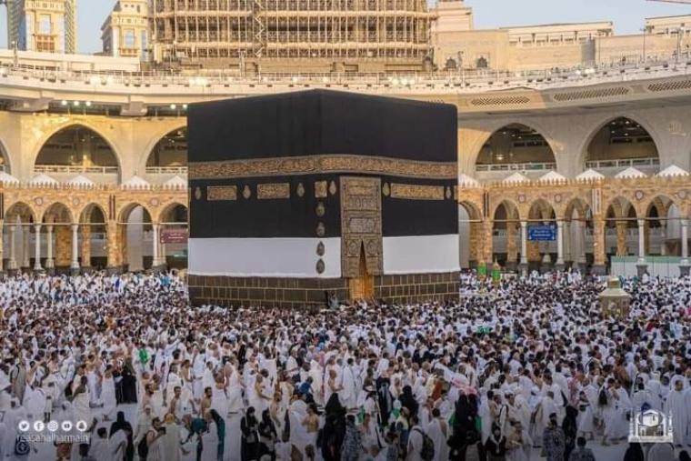 حجاج بيت الله الحرام يتوجهون إلى الحرم المكي لأداء صلاة الجمعة وطواف الوداع