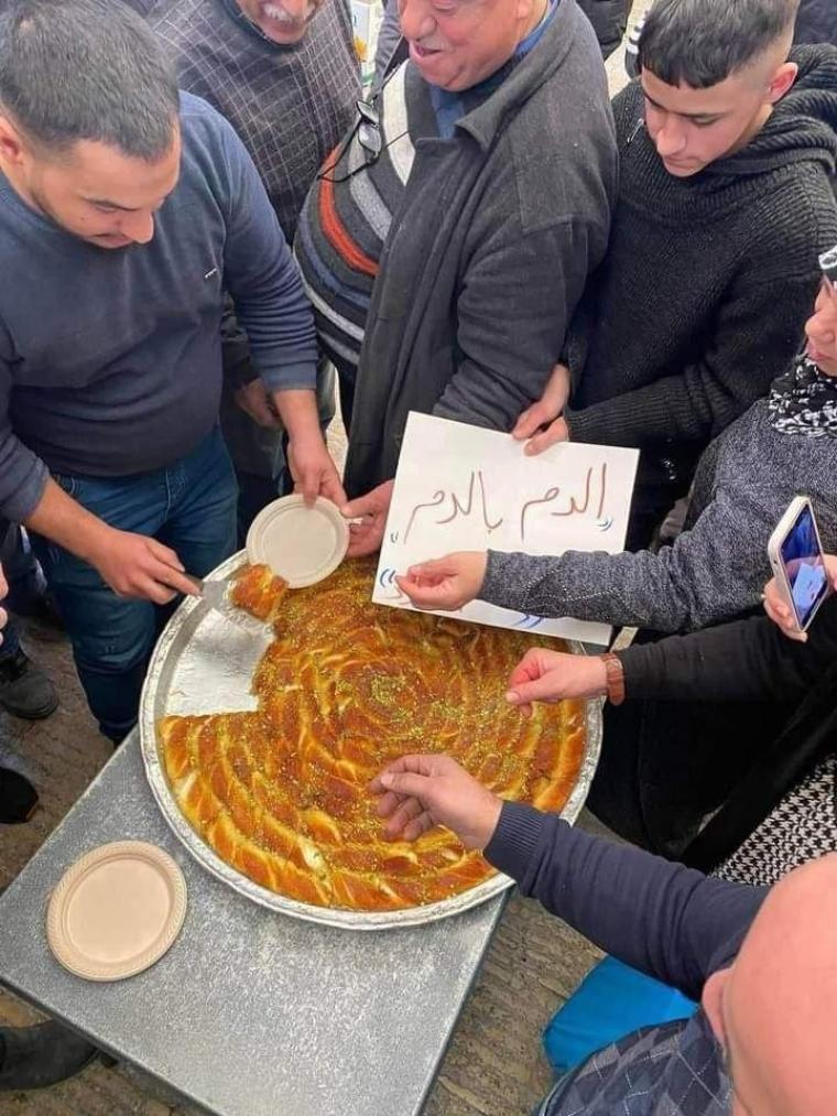 التكبيرات تعلو في "مساجد غزة وجنين" والحلوى تزين الشوارع ابتهاجاً بعملية رام الله البطولية