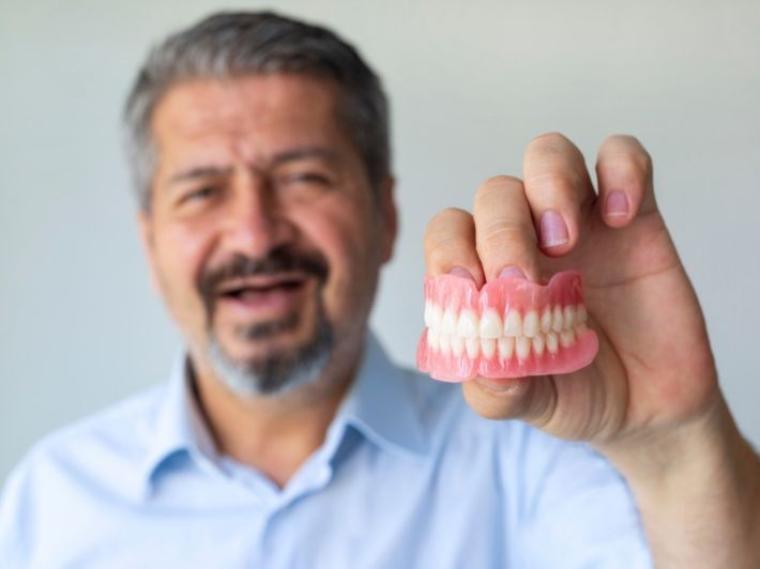 دراسة تحذر من خطر إهمال أطقم الأسنان وأثره على الرئتين