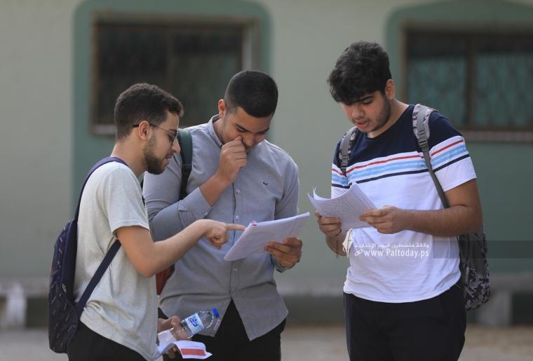 طلبة الثانوية العامة في غزة يتوجهون لقاعات الامتحان في اليوم الأول لامتحانات التوجيهي (10).JPG